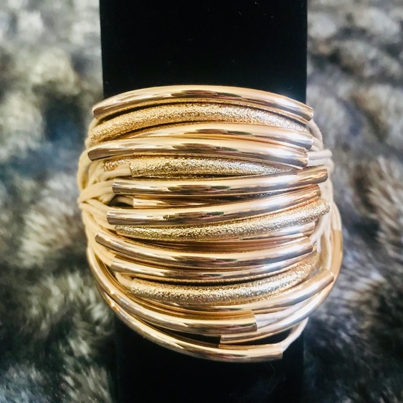 NWOT SAACHI Multi Strand Bracelet✨ - Picture 4 of 8